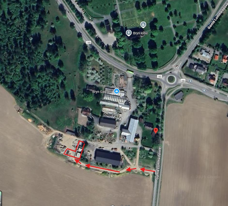 Kart med veivisning. Kjør inn på vei sør for siste driftsbygning på Bryn gård for å finne oss.