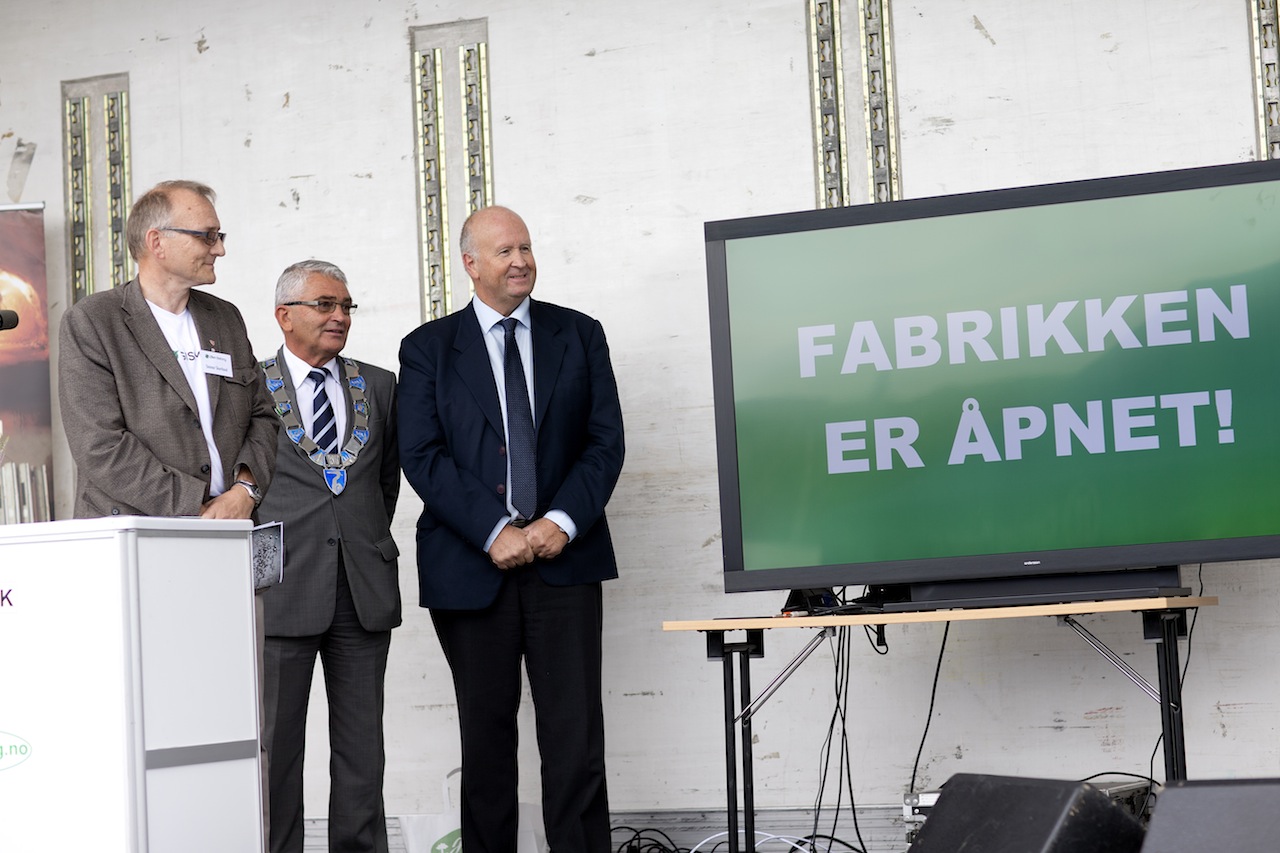 Markedsjef i Ølen Betong Steinar Skartland, styreleder i Haugaland Næringspark Olav Linga og ordfører i Tysvær Harald Stakkestad står ved en skjerm som erklærer fabrikken for åpnet