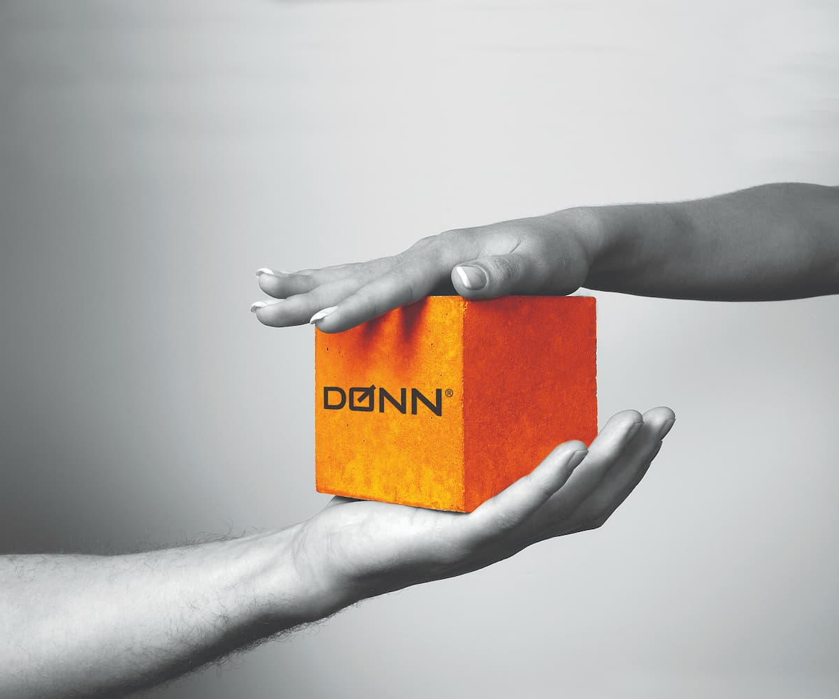 An orange block of concrete with the DØNN-logo